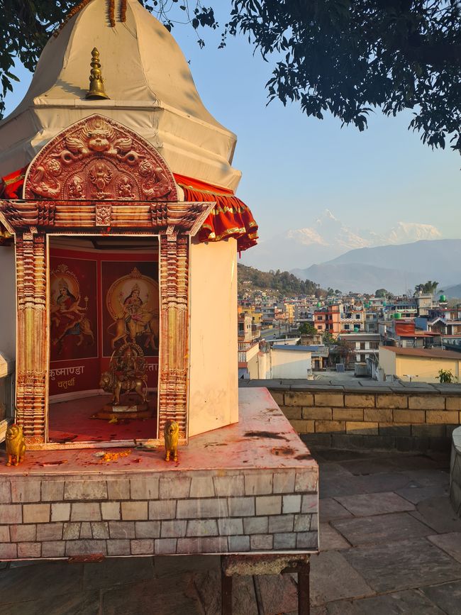 Ausblick vom Gelände des Bindhyabasini Tempels auf die Himalaya-Gebirgskette.
