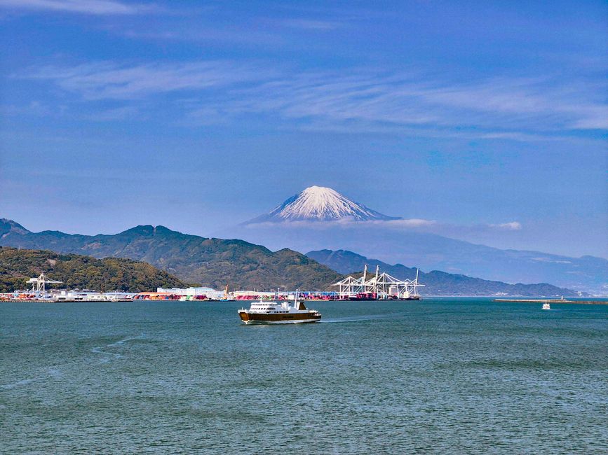Blick auf den Fuji vom Schiff aus