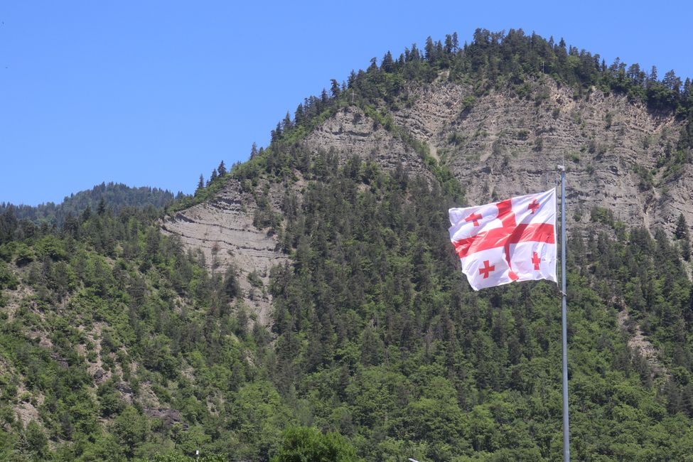 Georgische Flagge und Berg