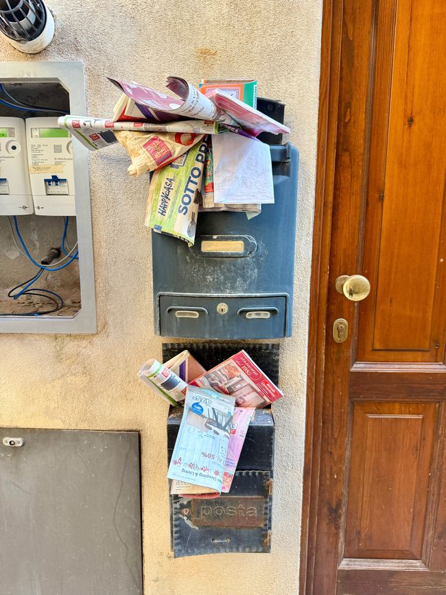 Überquellende Briefkästen – hier wohnt schon lange niemand mehr.