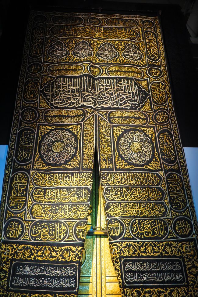 Die Kaaba bekommt jedes Jahr einen neuen Umhang, dieser ist sehr schwer und massiv.