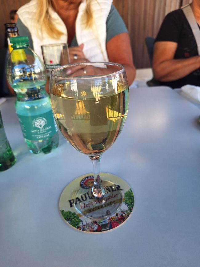 Weißwein Bier  Radler und Wasser 