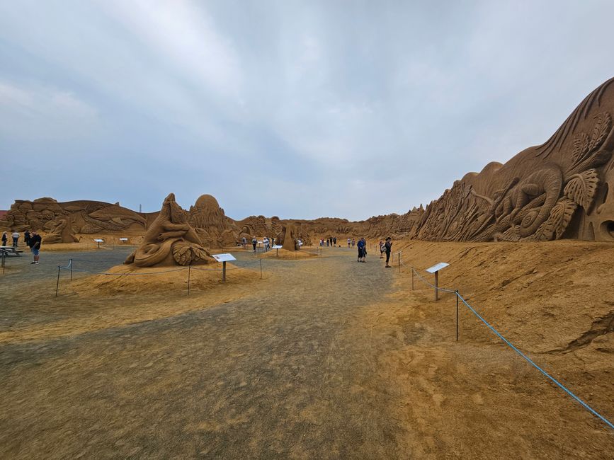 Skulpturen im Sand