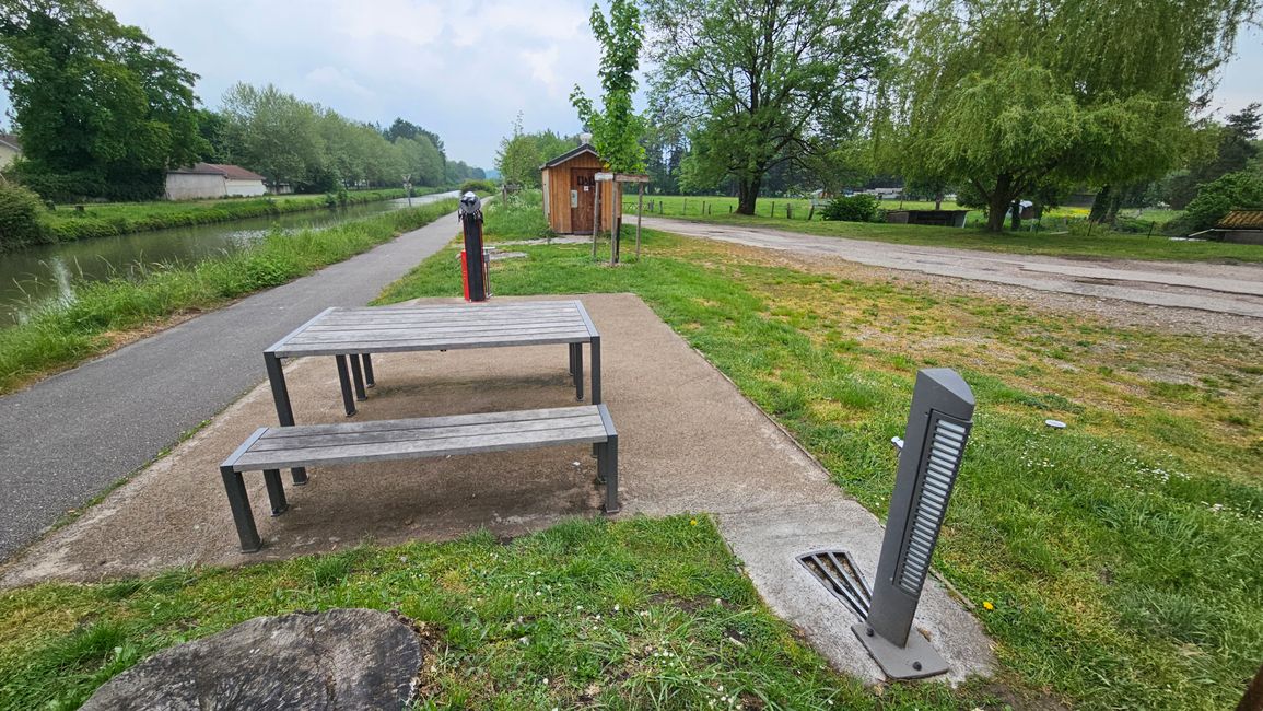 perfekte Infrastruktur am Radweg: Tisch, Bänke, Trinkwasser, Reparaturstation und Toilette.
