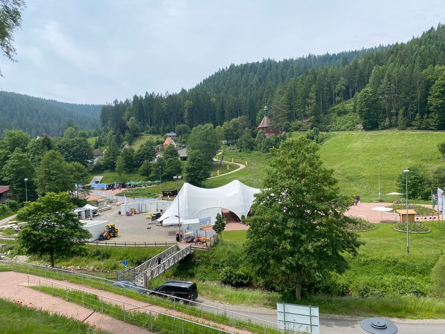 Blick ins Tal von der Haltestelle Friedrichstal - ganz klein oben zu sehen -