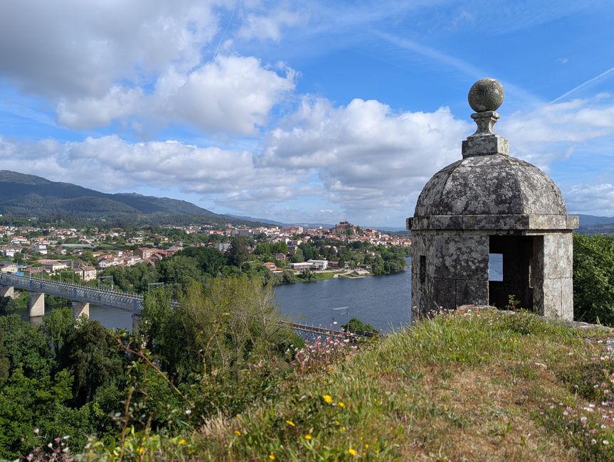 Blick über den Grenzfluss ins spanische Tui