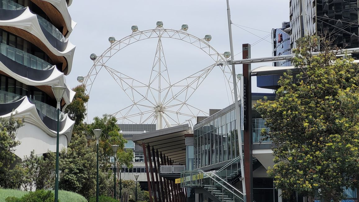 <p>Troviamo la strada per un centro commerciale. E in mancanza di altre opzioni di svago, andiamo a dare un'occhiata ai negozi per fare un po' di shopping...</p>