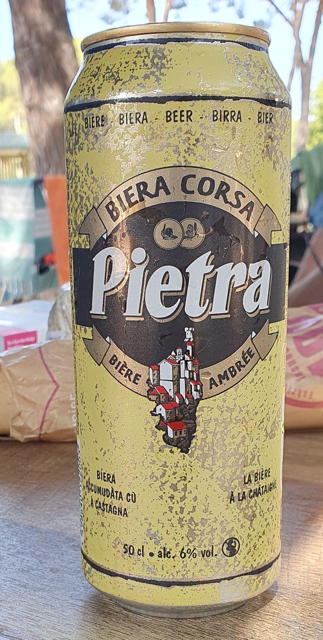 Einheimisches Bier. Mir schmeckt das Bionde besser