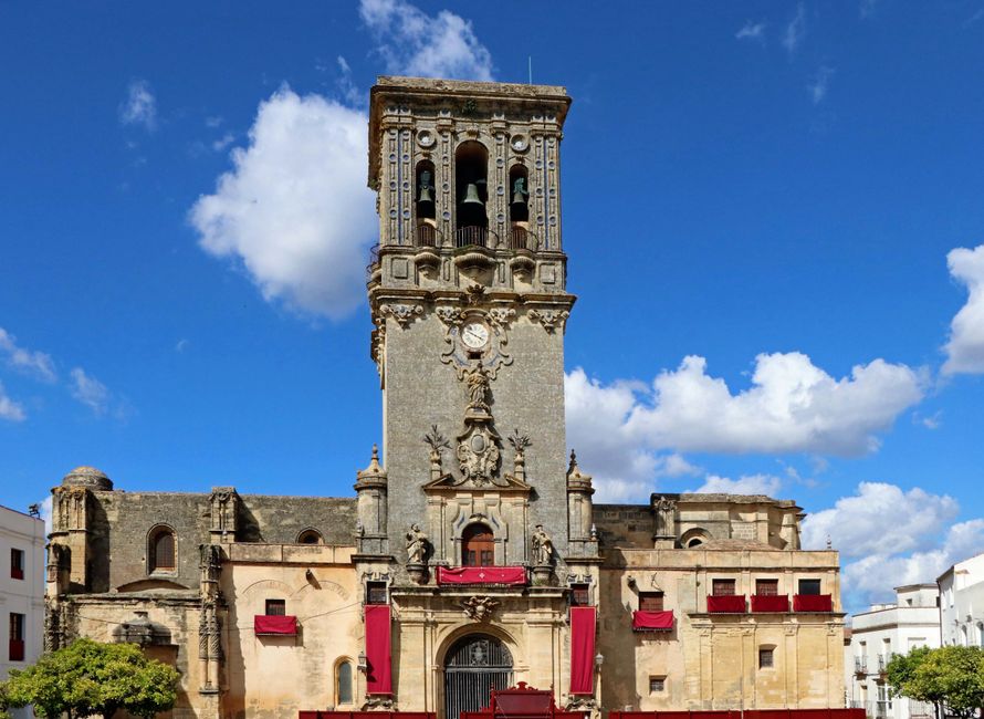 Die Seitenansicht mit dem Glockenturm der Basilica de Santa Maria.