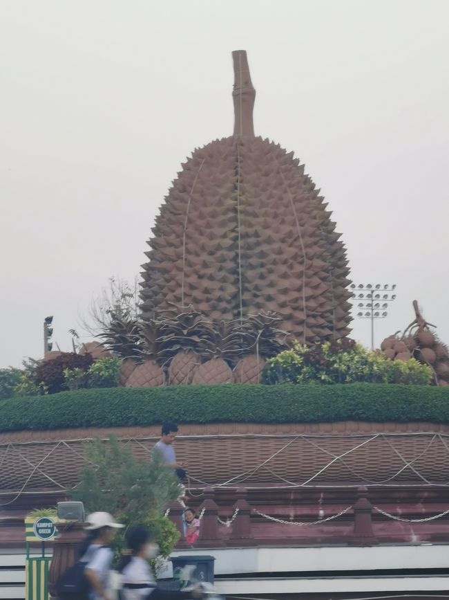 ... le durian (alias fruit puant) a ici un monument...