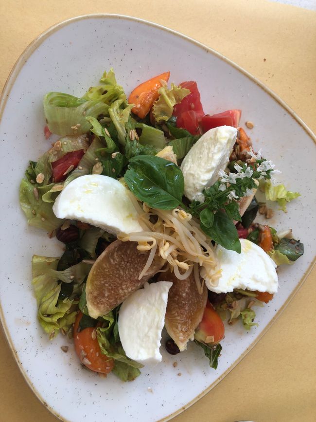 Das Maiakera: Salat mit Feigen, Aprikosen, Tomaten und Mozzarella 