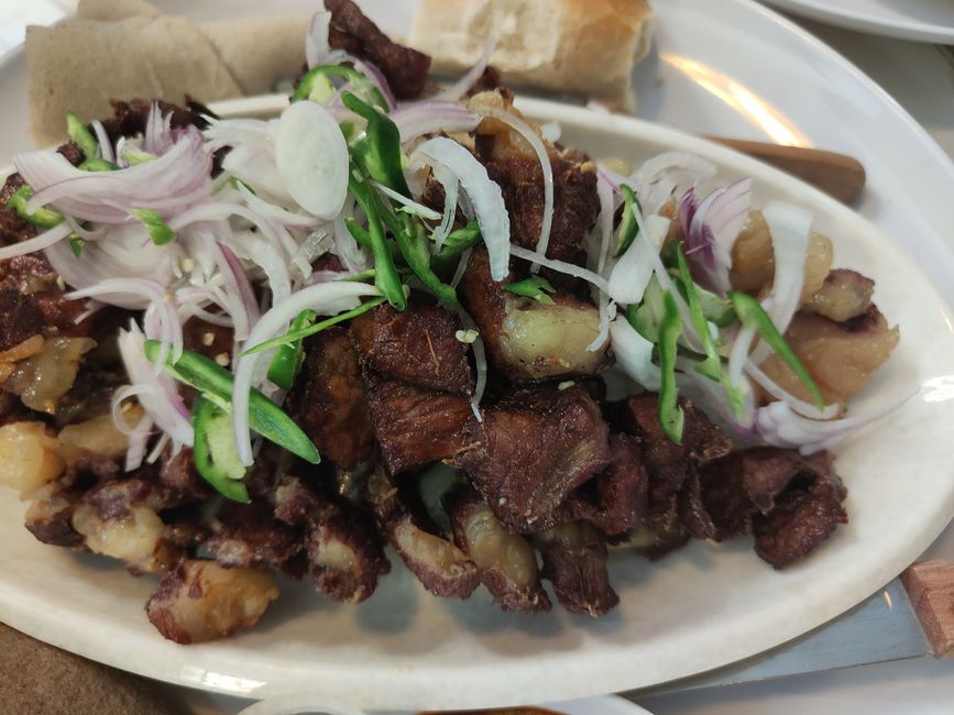 Oder natürlich knusprig gebratenes Rib Tibs