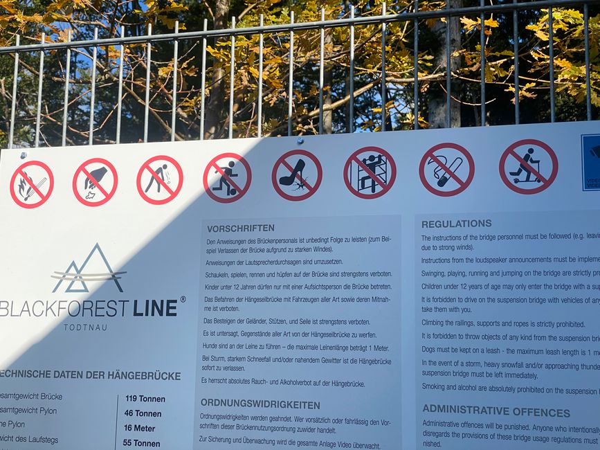 Das ist ein guter Hinweis, was alles NICHT erlaubt ist auf der Hängebrücke