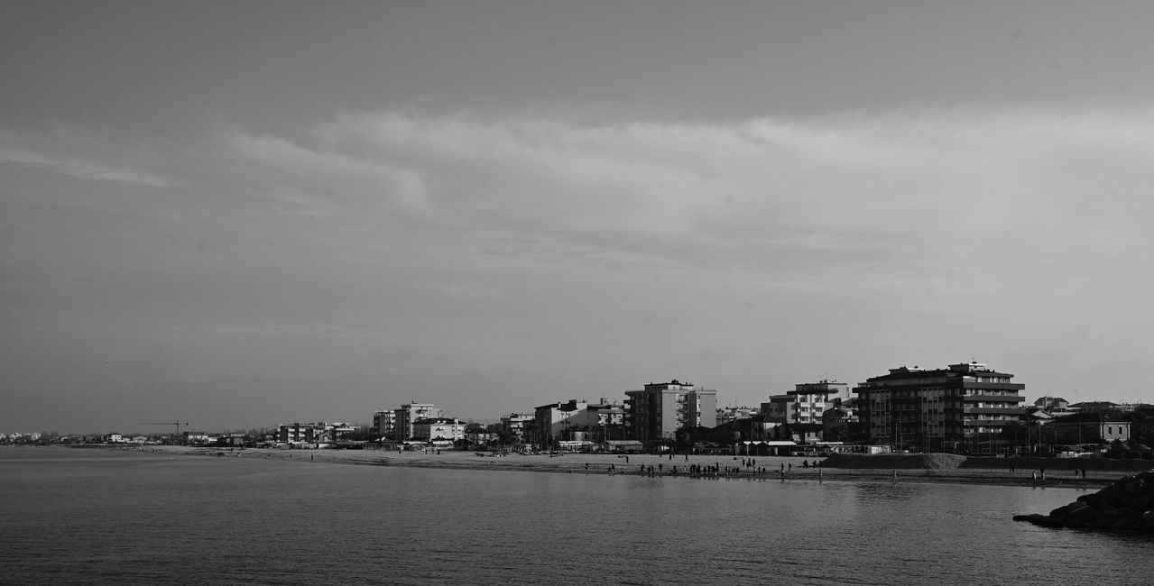Zack schon am Meer und erste antike Steinhaufen …