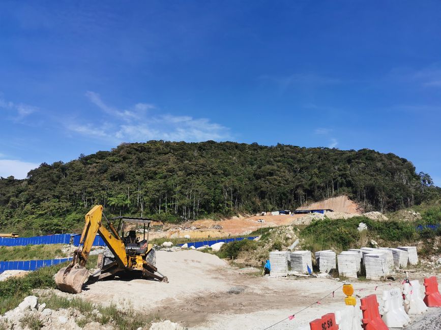 ... pasando por obras de construcción o más bien atravesándolas ...