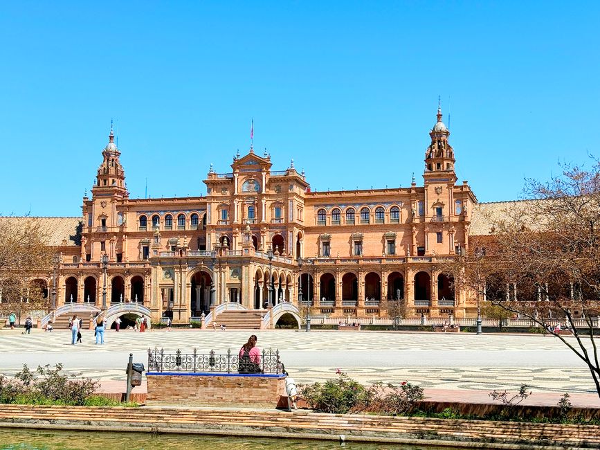 Das prachtvolle Hauptgebäude im Zentrum.
