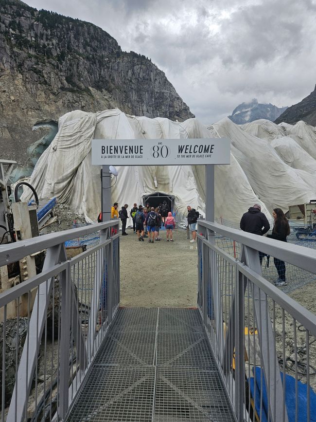 Eingang zur Eisgrotte mit Schutzplanen