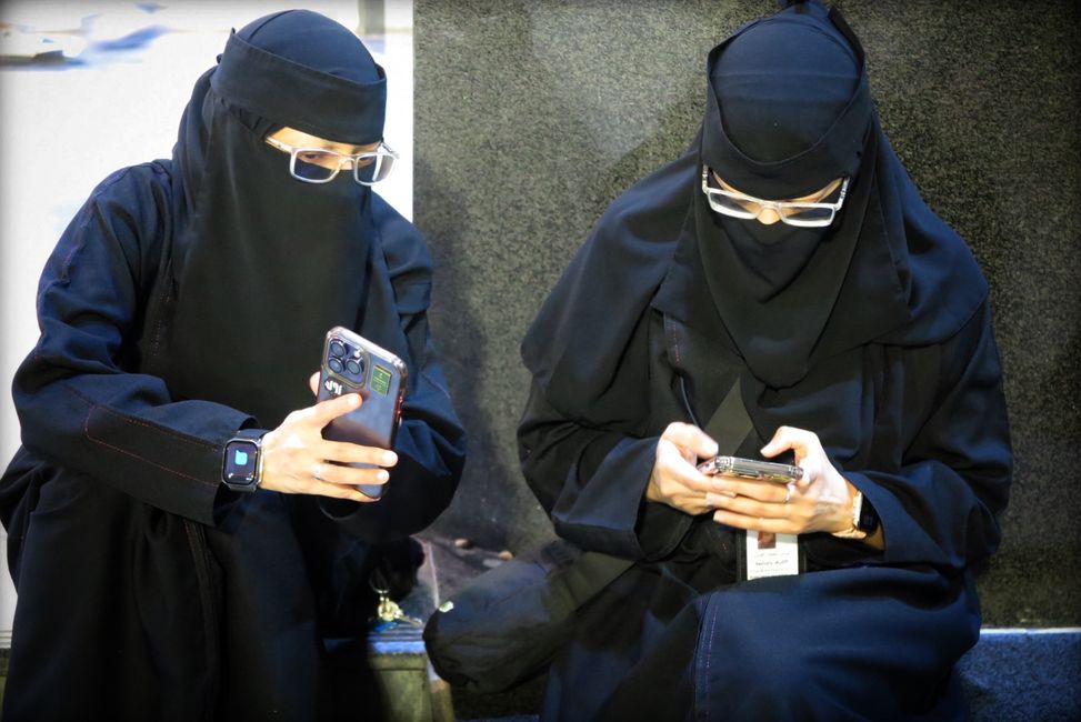 Heute nutzen gerade junge Frauen digitale Möglichkeiten, studieren, sind aber weiterhin strengen Kleidervorschriften und gesellschaftlichen Traditionen unterworfen.