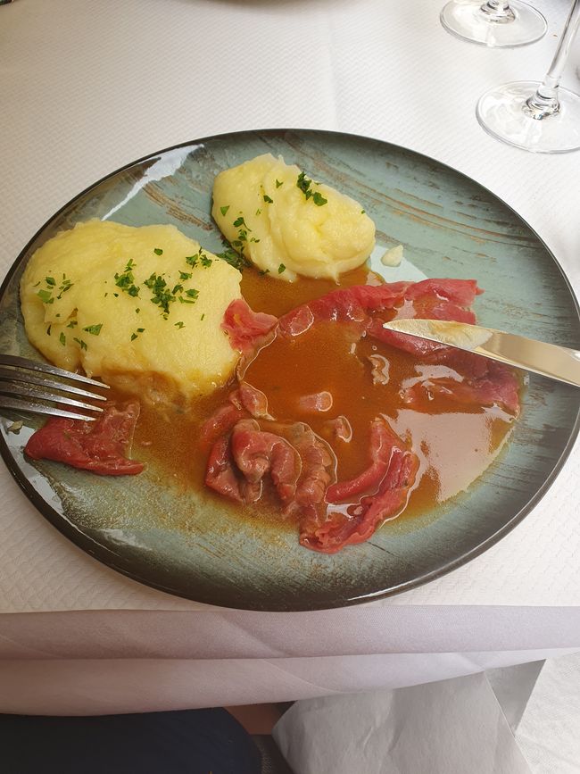 Roast beef with mashed potatoes and delicious sauce