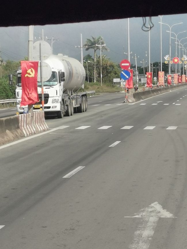 ... Und die Straßen gesäumt von roten Fahnen mit gelben Stern oder Sichel mit Hammer... 