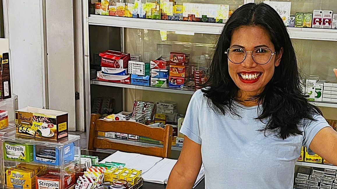 Dewi en su farmacia