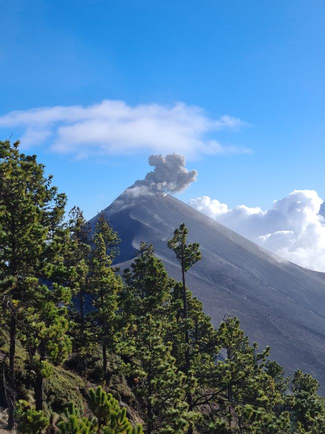 Der 1. Ausbruch des benachbarten aktiven Vulkan El Fuego