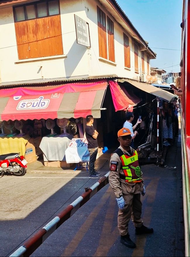 Tuut, tuut, klappt die Läden ein, der Zug kommt 🚂 ...