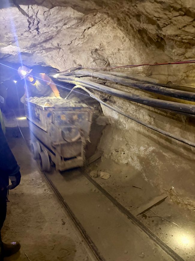 Un lavoratore minerario spinge a mano il carro fuori, raramente c'è così tanto spazio qui