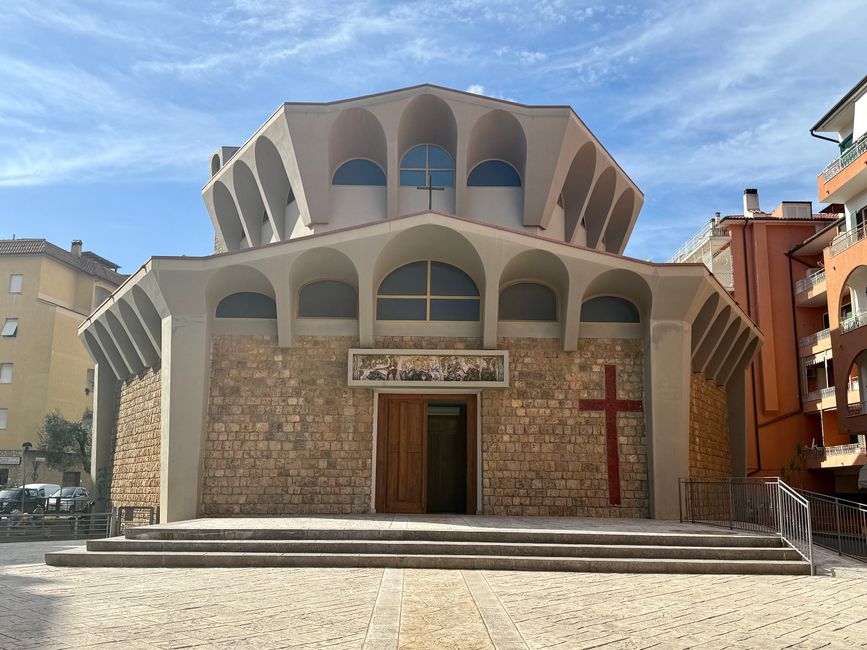 Ein modernes Gotteshaus im Zentrum der Stadt.