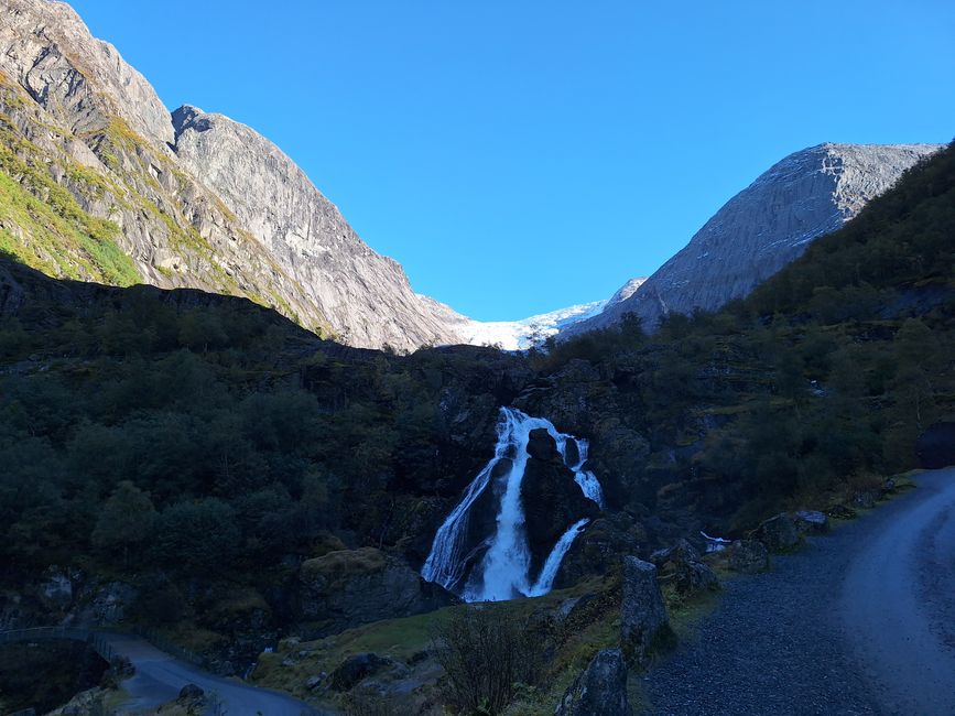 Kleivafossen mit Gletscher im Hintergrund