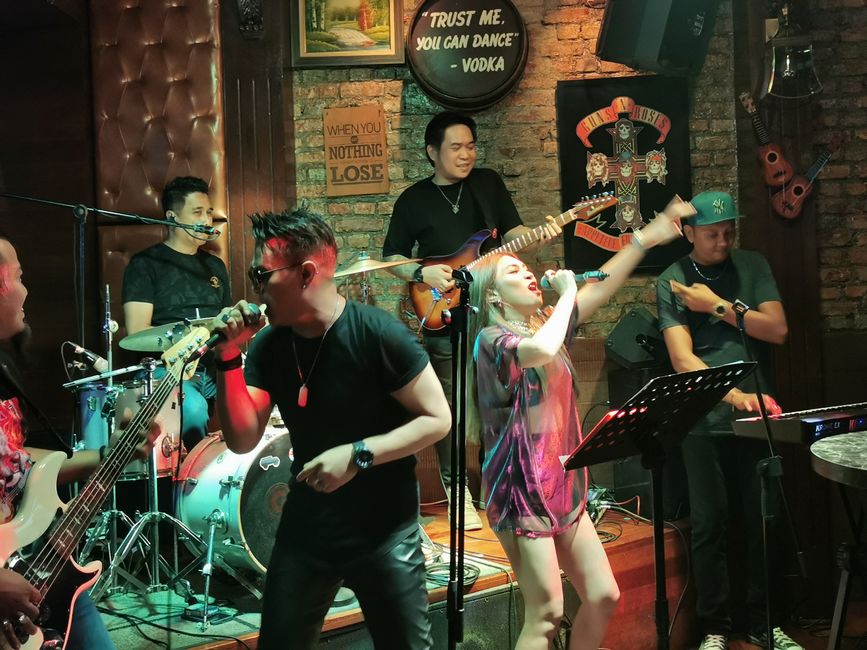 ... Et une soirée divertissante au Rock Pub... 