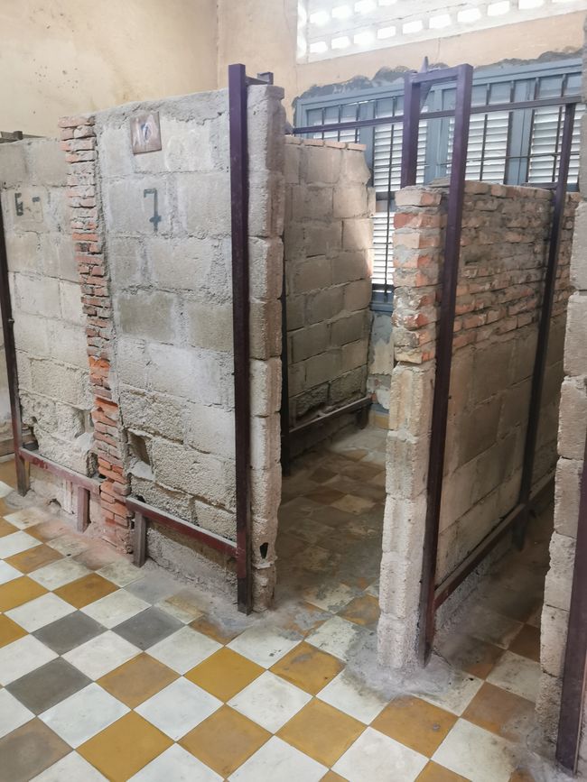 ... 在学校的旧教室里修建的狭小牢房...