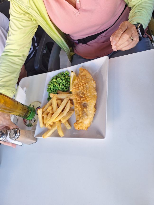 fish and chips and Erbsen 