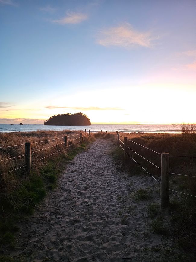 Sonnenaufgang am Mount Maunganui Beach