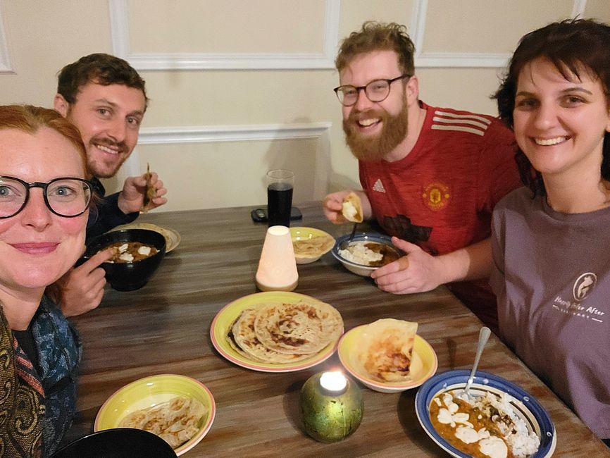 mit unseren Mitbewohnern Liv und Zane beim Abendessen