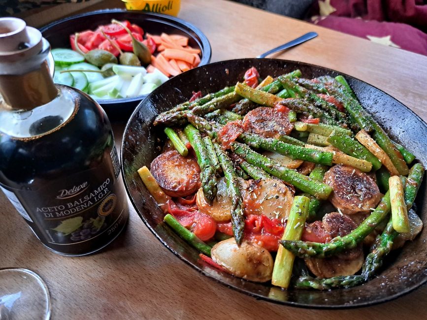 The finest tips of hand-peeled, young green asparagus on bright red, crunchy cocktail tomatoes, with lovingly hand-grated, aromatic, fine Grana Padano, crowned with a splash of high-quality, intensely spicy Aceto Balsamico di Modena