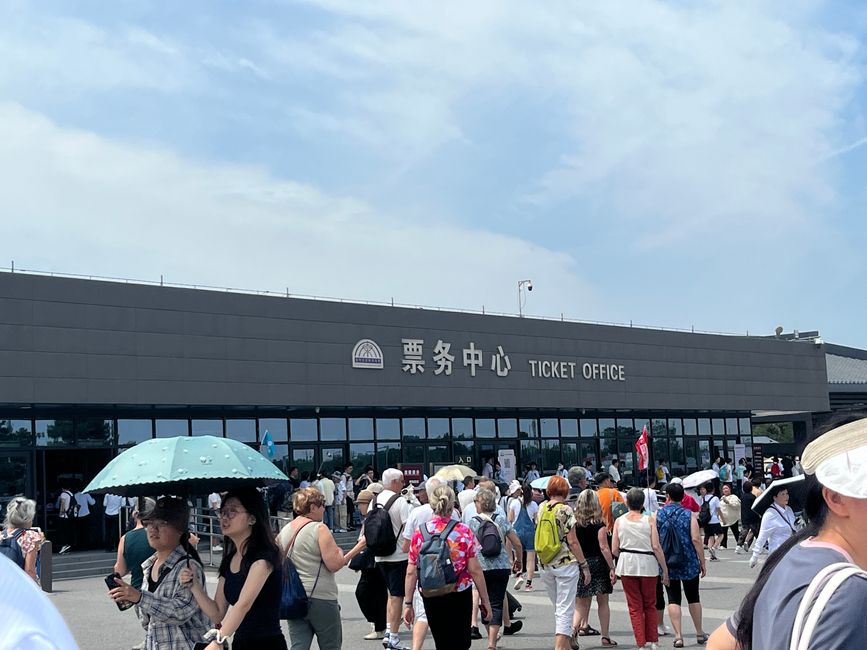 Eingang zum Museum der Terrakotta-Armee ( 32 Grad 😅)