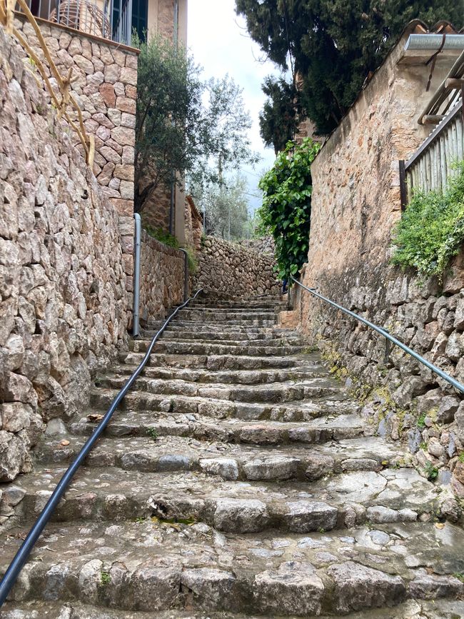 Fornalutx… heißt übersetzt, bestimmt- „steile Treppen“