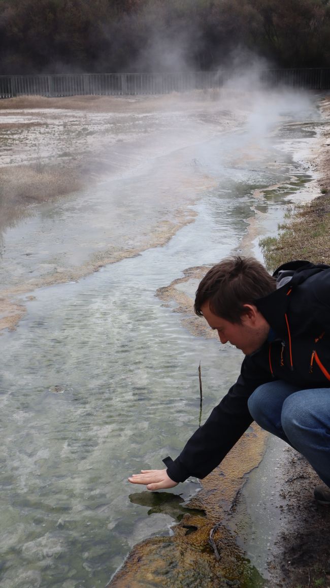 Julian testet vorsichtig die Temperatur des Baches 