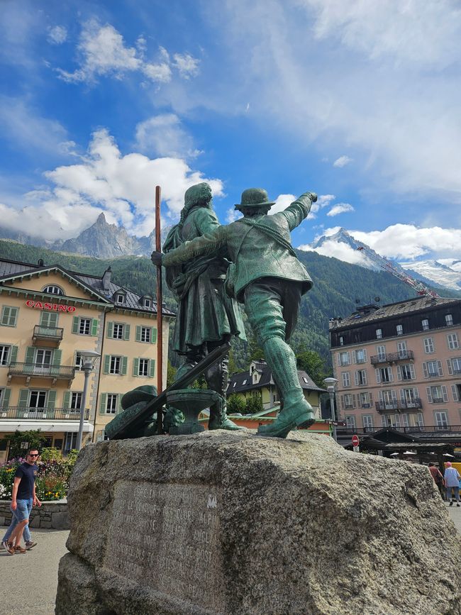 Das Balmat-und-Saussure-Denkmal am Dorfplatz
