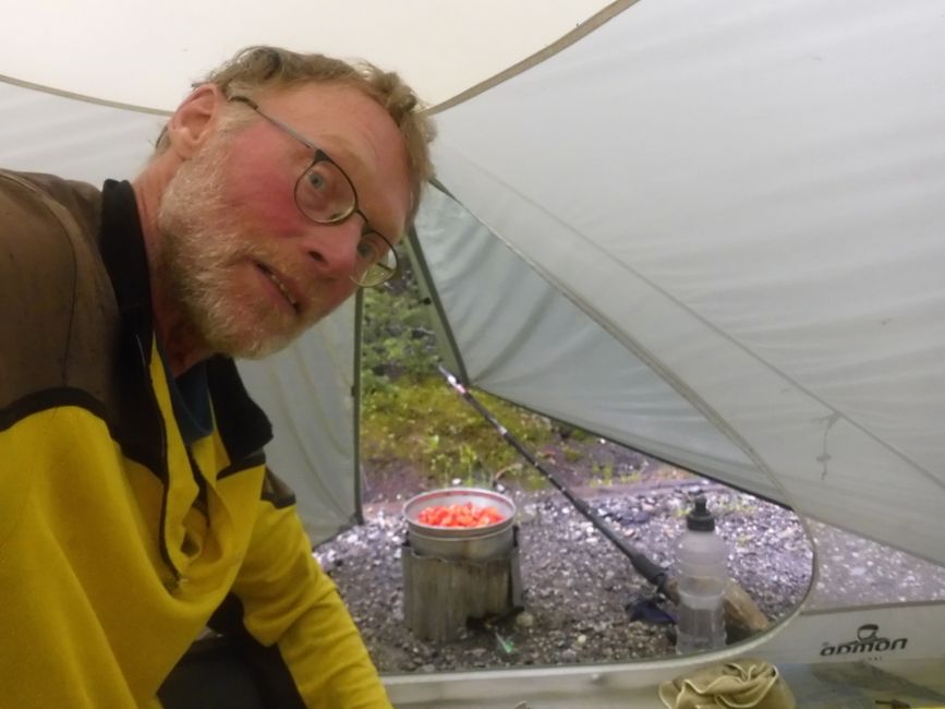 Cuisine à l'entrée de la tente
