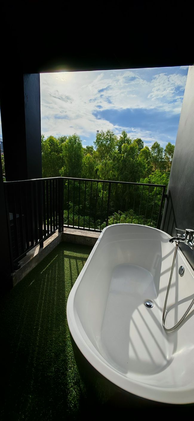 Balkon mit Badewanne