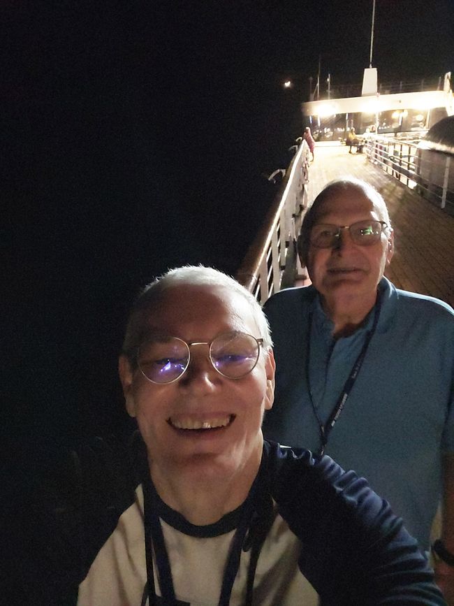 Tag 18: Verdauungsspaziergangsselfie nach einem 5-Gänge-Menü mit ein bisschen Mond im Hintergrund 