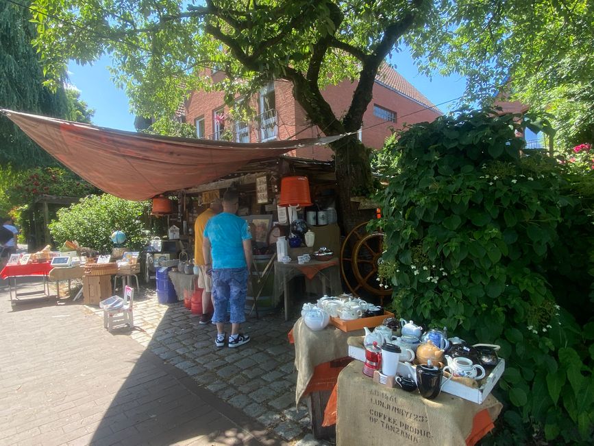 Und ein dauerhafter Flohmarktstand am Wasser