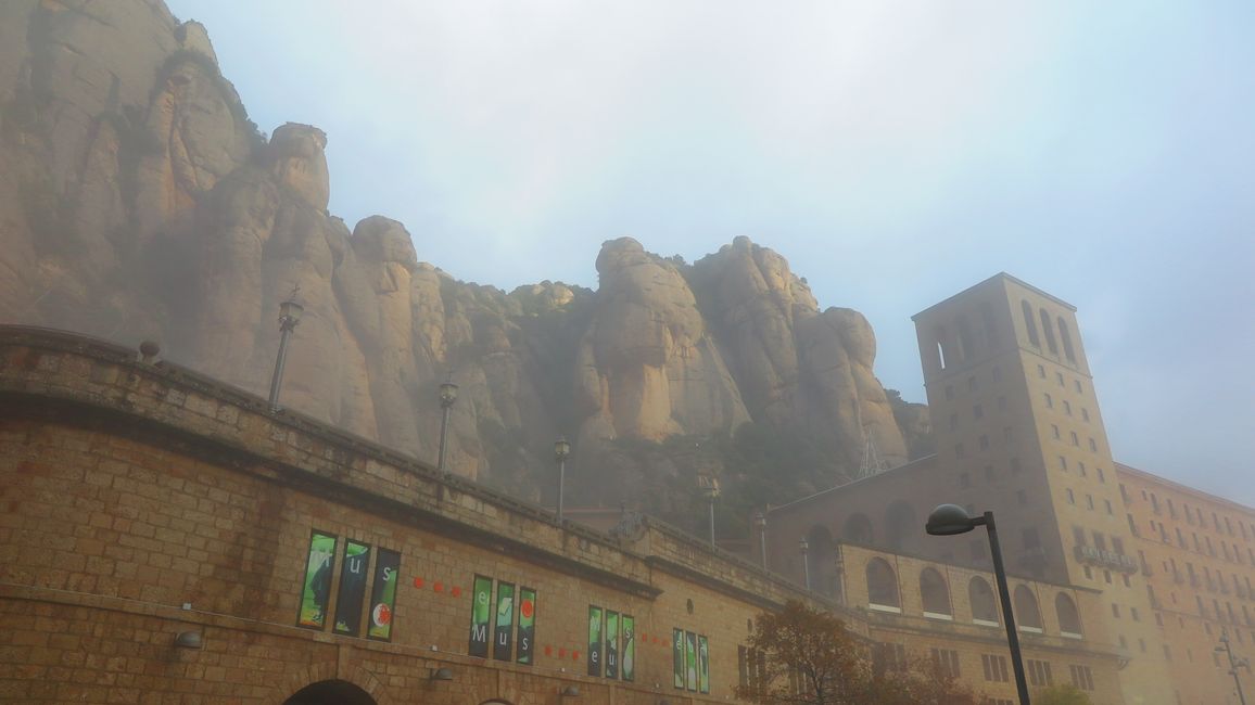 Das Konvent schmiegt sich an die gleichnamige Gebirgskette Montserrat.