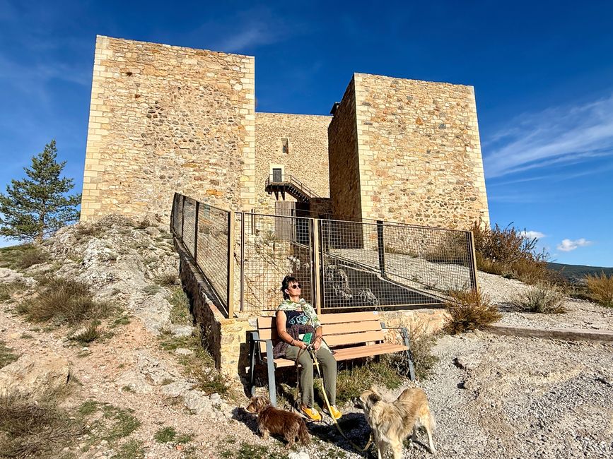 A brief sunbath in front of the unfortunately locked castle.
