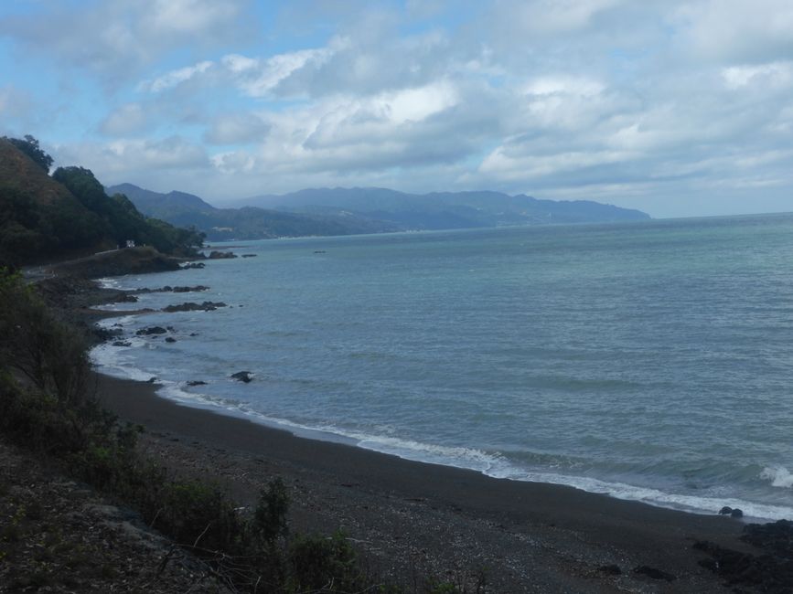 La route longe maintenant la côte