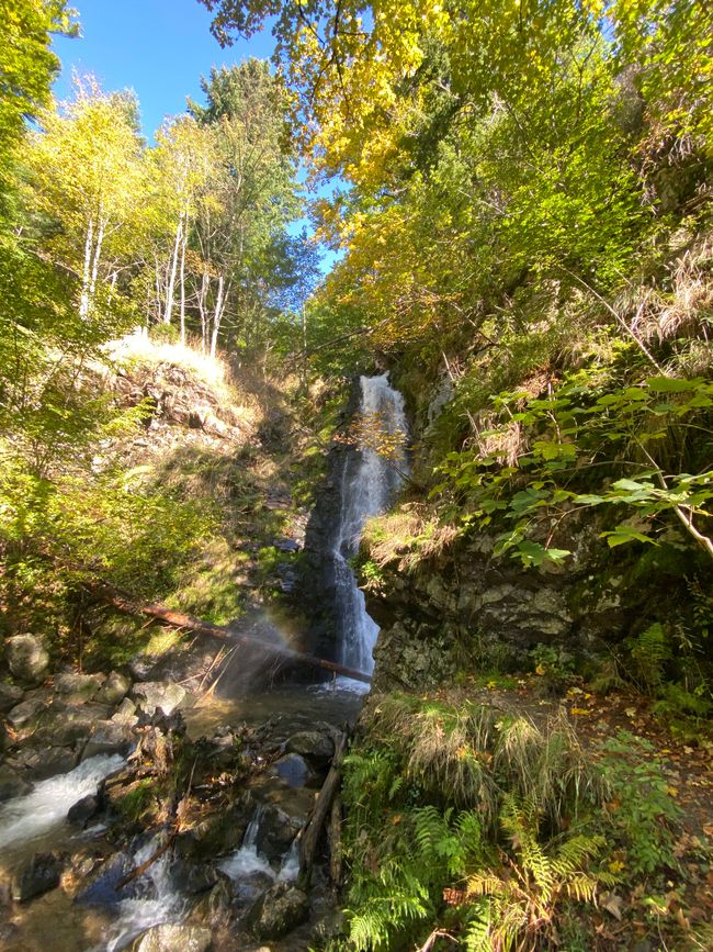 - um wiederum einen kleinen Wasserfall zu bilden