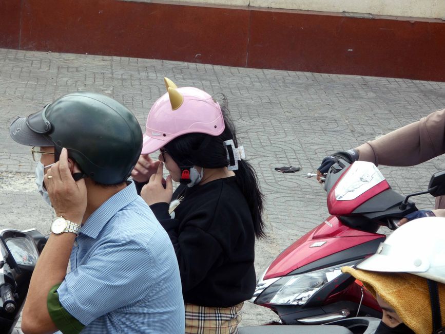Viele Frauen kleben Plastikohren auf ihre Helme