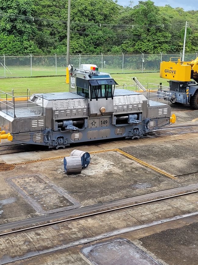 Day 41 of 175: Around the world cruise - Day passage through the Panama Canal